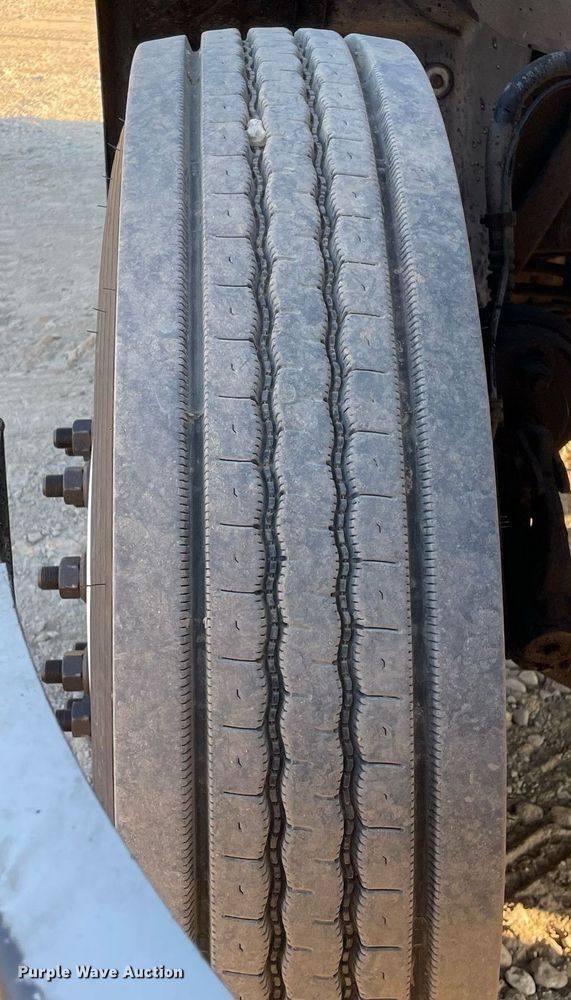 image for item LV9800 2013 Mack CXU613  semi truck