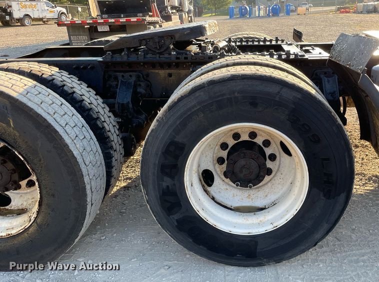 image for item LV9800 2013 Mack CXU613  semi truck