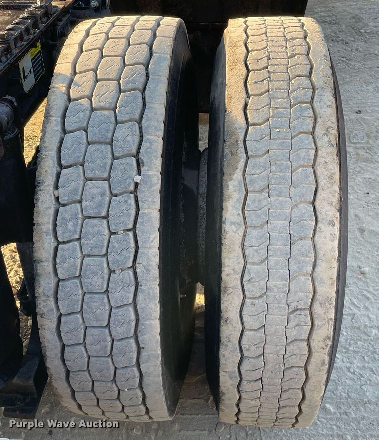 image for item LV9800 2013 Mack CXU613  semi truck