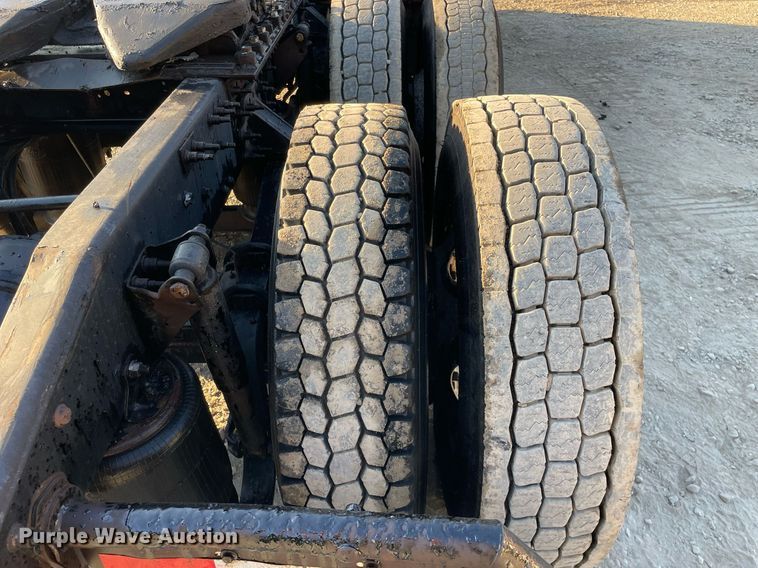 image for item LV9800 2013 Mack CXU613  semi truck