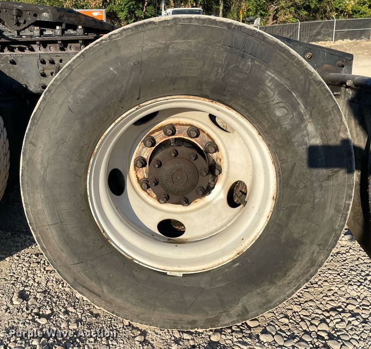 image for item LV9800 2013 Mack CXU613  semi truck