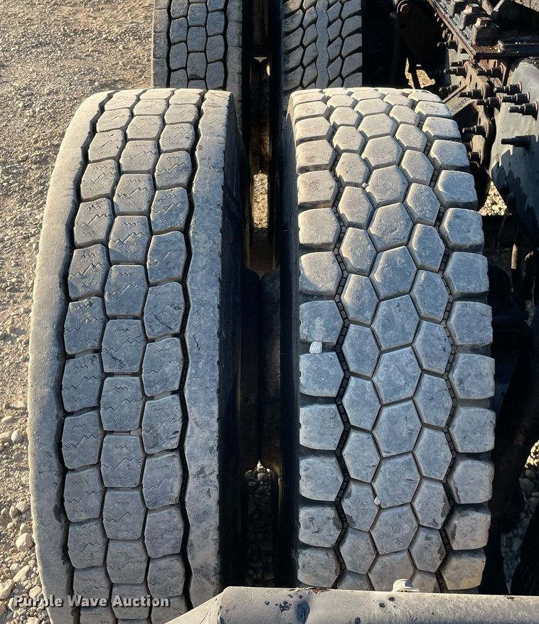 image for item LV9800 2013 Mack CXU613  semi truck