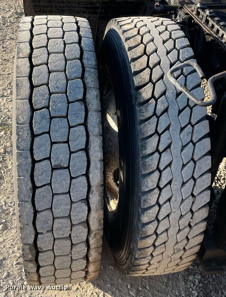 image for item LV9800 2013 Mack CXU613  semi truck