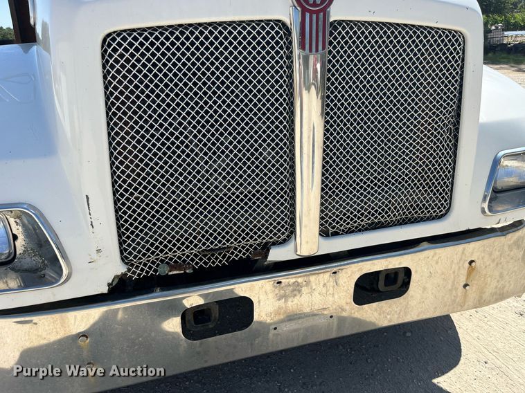 image for item MG9403 2004 Kenworth T300  flatbed truck