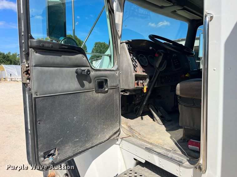 image for item MG9403 2004 Kenworth T300  flatbed truck