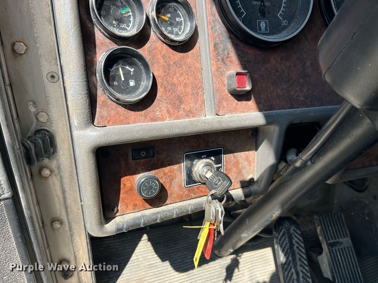 image for item MG9403 2004 Kenworth T300  flatbed truck