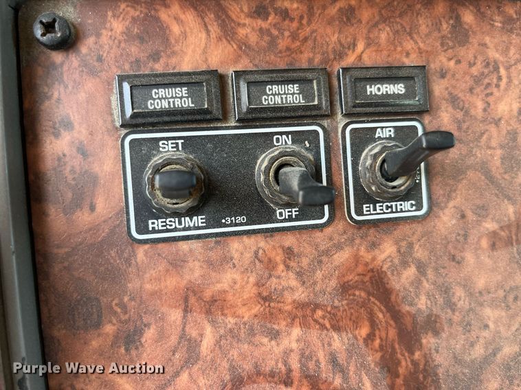 image for item MG9403 2004 Kenworth T300  flatbed truck