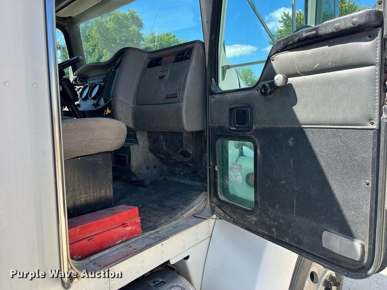 image for item MG9403 2004 Kenworth T300  flatbed truck