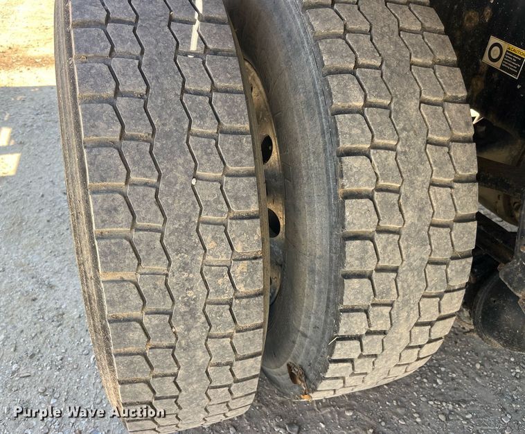 image for item MG9403 2004 Kenworth T300  flatbed truck