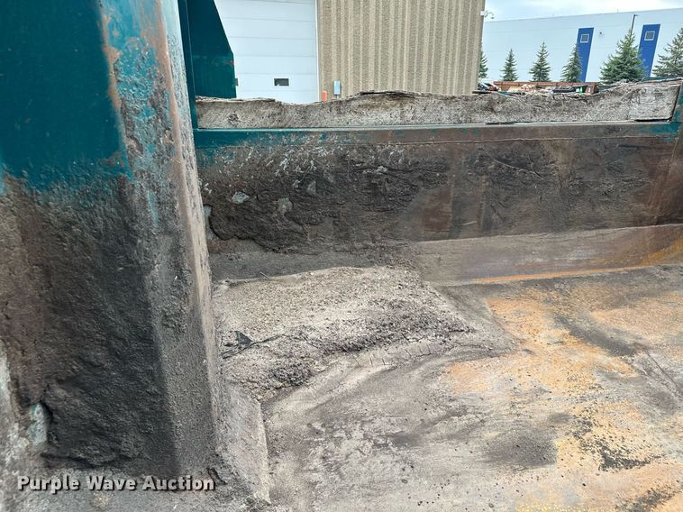 image for item MQ9369 2001 Sterling L7500  dump truck