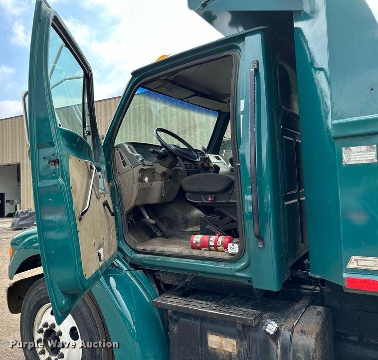 image for item MQ9369 2001 Sterling L7500  dump truck