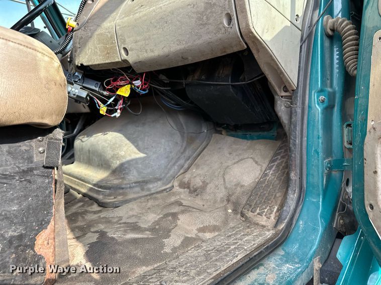 image for item MQ9369 2001 Sterling L7500  dump truck