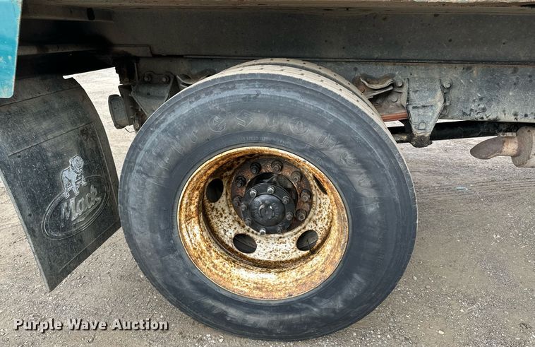 image for item MQ9369 2001 Sterling L7500  dump truck