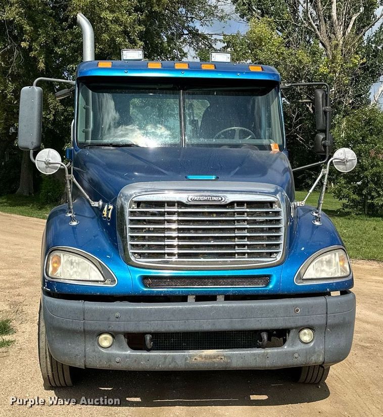 image for item MQ9379 2005 Freightliner Columbia  semi truck