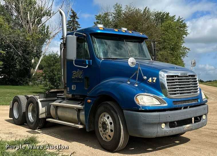 image for item MQ9379 2005 Freightliner Columbia  semi truck