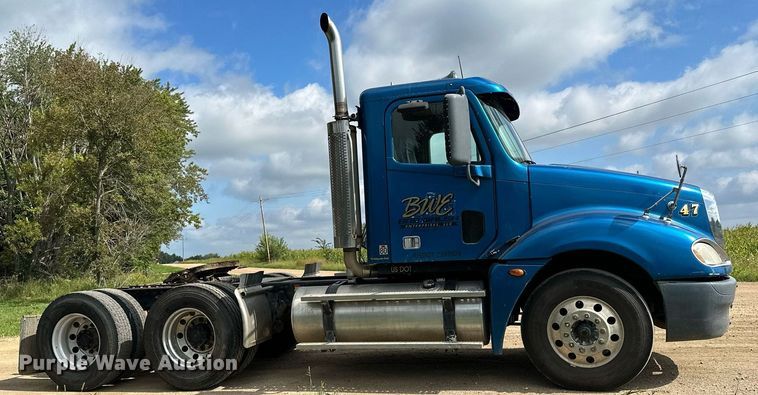 image for item MQ9379 2005 Freightliner Columbia  semi truck