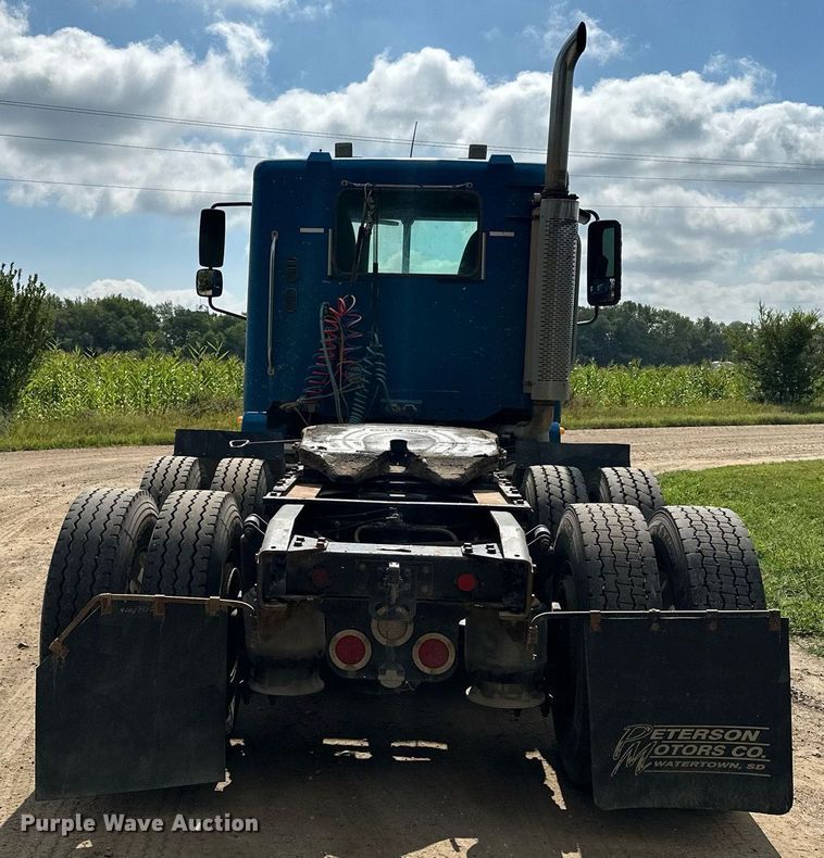 image for item MQ9379 2005 Freightliner Columbia  semi truck