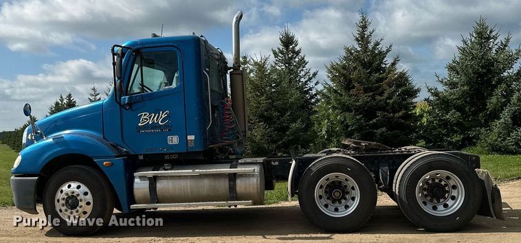 image for item MQ9379 2005 Freightliner Columbia  semi truck