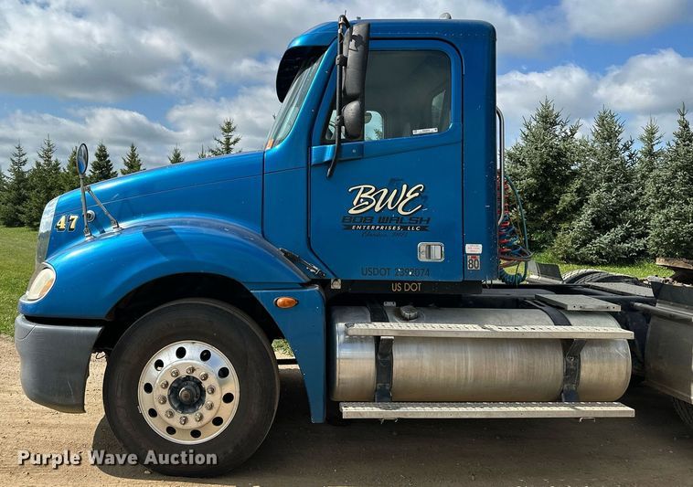 image for item MQ9379 2005 Freightliner Columbia  semi truck