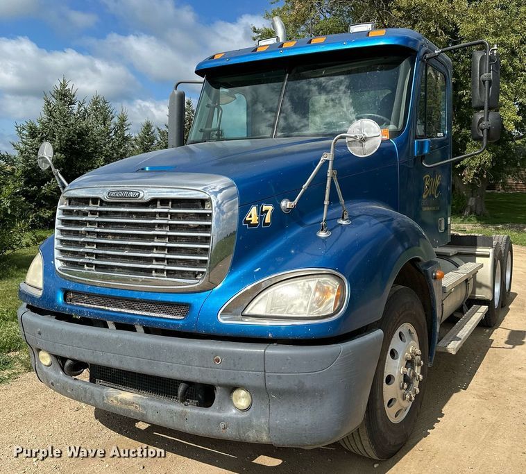 image for item MQ9379 2005 Freightliner Columbia  semi truck