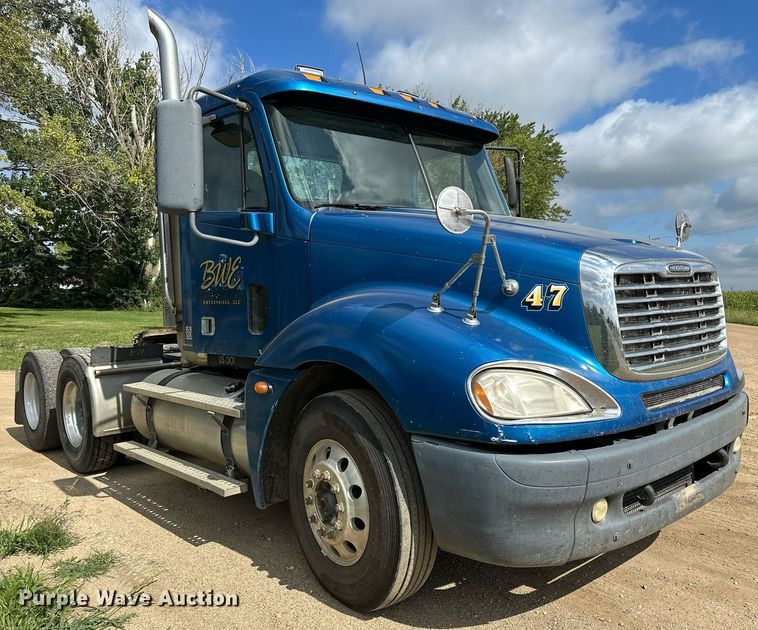 image for item MQ9379 2005 Freightliner Columbia  semi truck