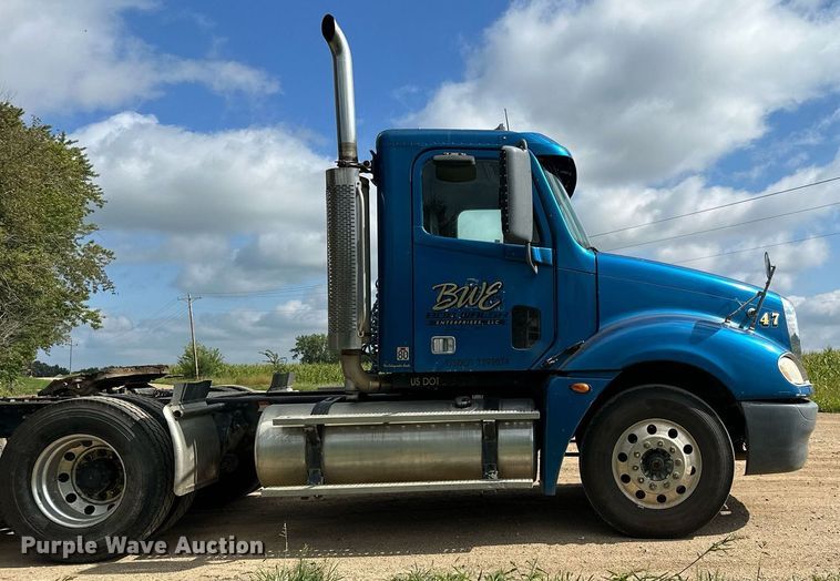 image for item MQ9379 2005 Freightliner Columbia  semi truck