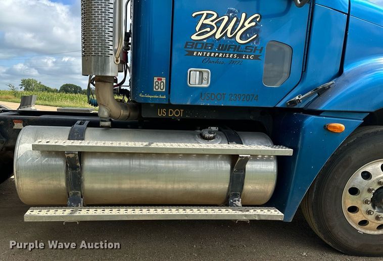 image for item MQ9379 2005 Freightliner Columbia  semi truck