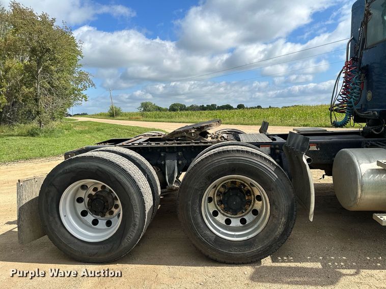 image for item MQ9379 2005 Freightliner Columbia  semi truck