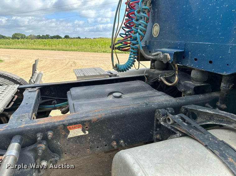 image for item MQ9379 2005 Freightliner Columbia  semi truck