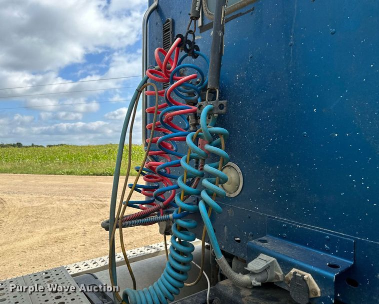 image for item MQ9379 2005 Freightliner Columbia  semi truck