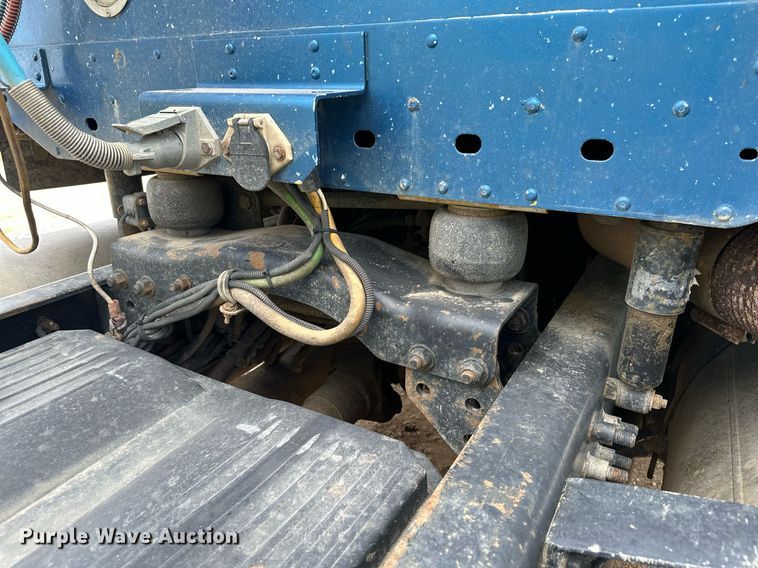 image for item MQ9379 2005 Freightliner Columbia  semi truck