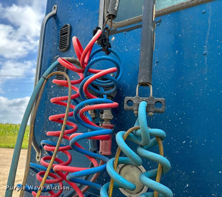 image for item MQ9379 2005 Freightliner Columbia  semi truck