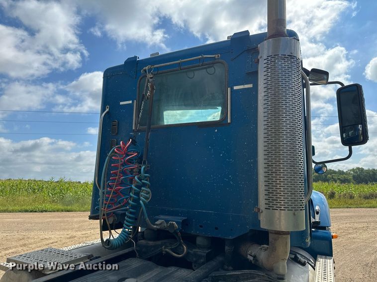 image for item MQ9379 2005 Freightliner Columbia  semi truck