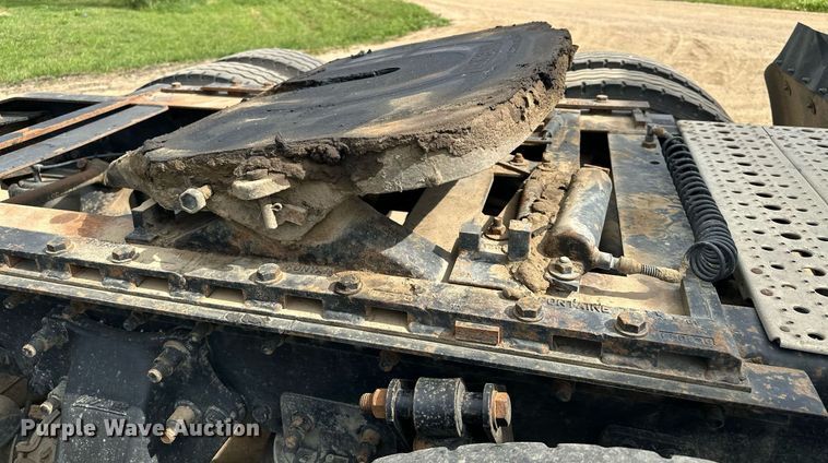 image for item MQ9379 2005 Freightliner Columbia  semi truck