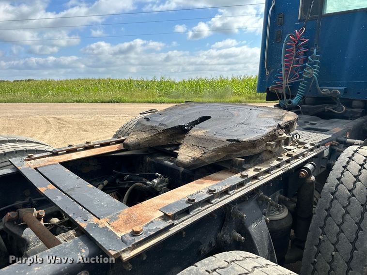 image for item MQ9379 2005 Freightliner Columbia  semi truck