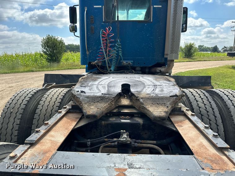 image for item MQ9379 2005 Freightliner Columbia  semi truck