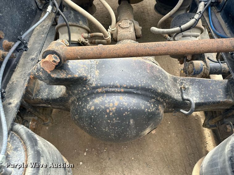 image for item MQ9379 2005 Freightliner Columbia  semi truck