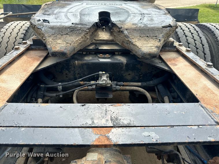 image for item MQ9379 2005 Freightliner Columbia  semi truck