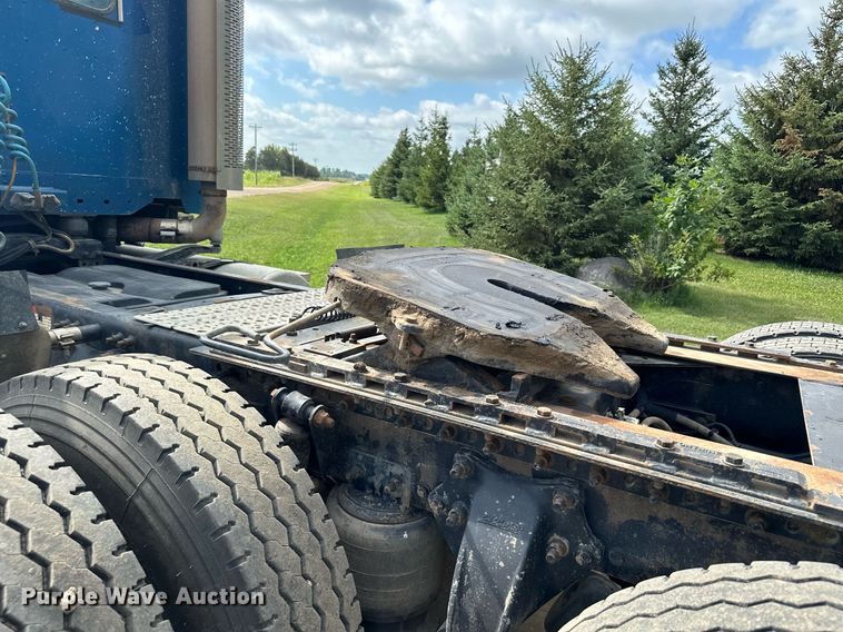 image for item MQ9379 2005 Freightliner Columbia  semi truck