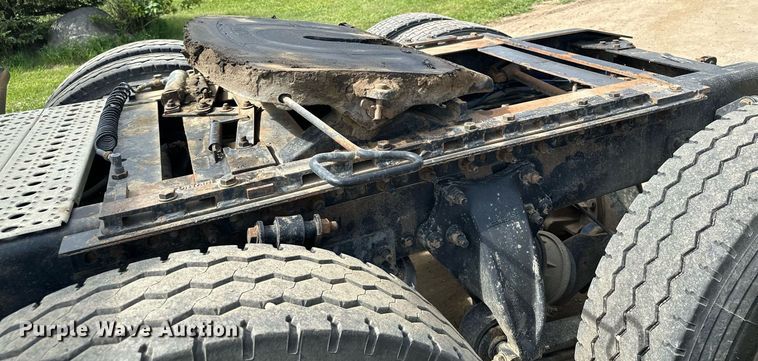 image for item MQ9379 2005 Freightliner Columbia  semi truck