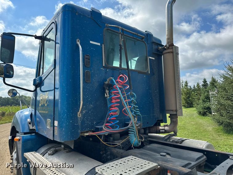 image for item MQ9379 2005 Freightliner Columbia  semi truck