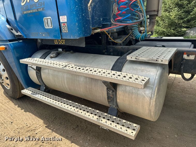 image for item MQ9379 2005 Freightliner Columbia  semi truck