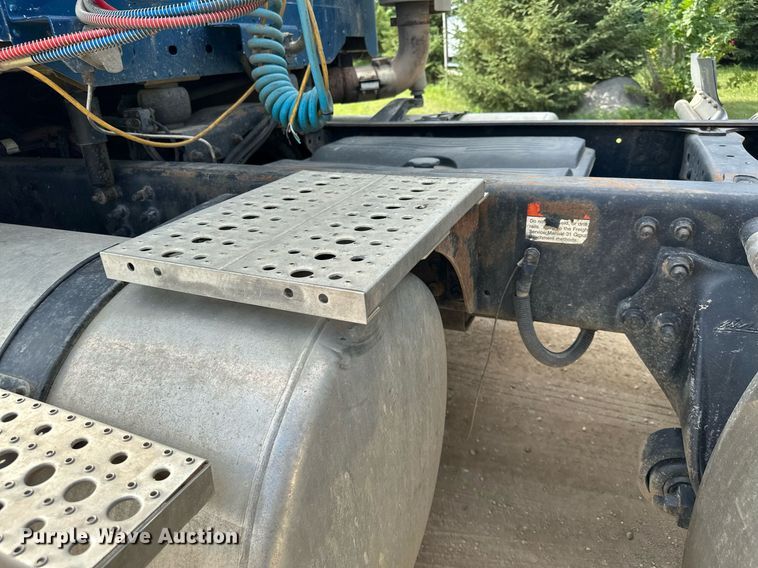 image for item MQ9379 2005 Freightliner Columbia  semi truck