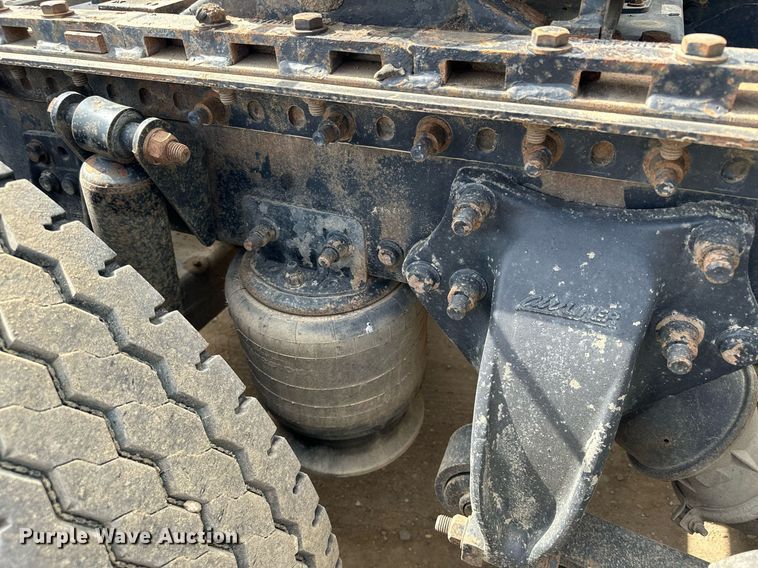 image for item MQ9379 2005 Freightliner Columbia  semi truck