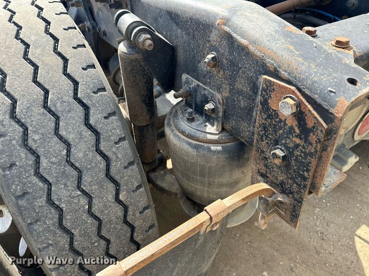 image for item MQ9379 2005 Freightliner Columbia  semi truck