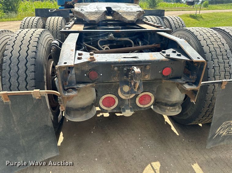 image for item MQ9379 2005 Freightliner Columbia  semi truck