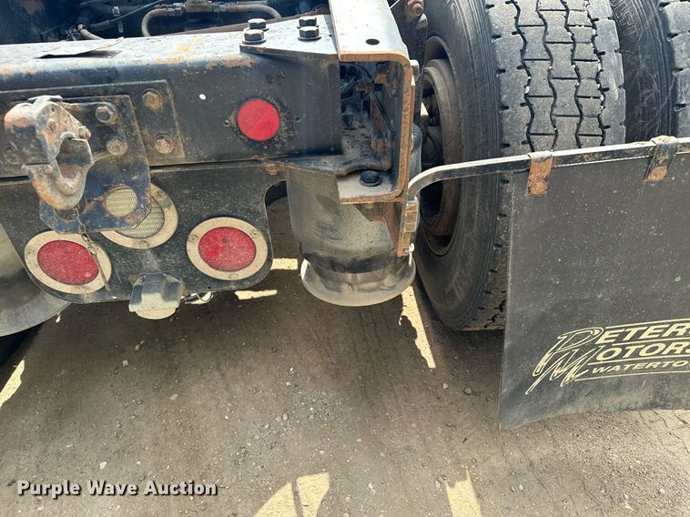 image for item MQ9379 2005 Freightliner Columbia  semi truck