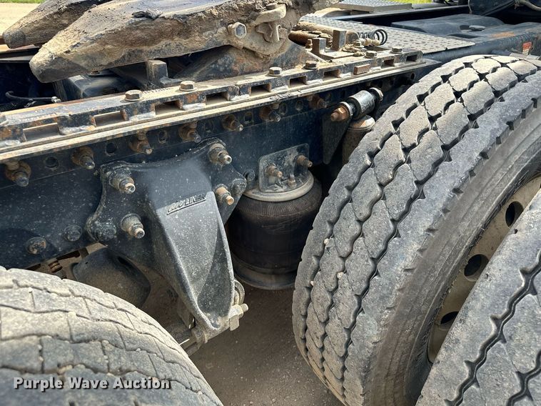 image for item MQ9379 2005 Freightliner Columbia  semi truck