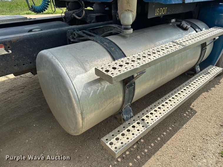 image for item MQ9379 2005 Freightliner Columbia  semi truck