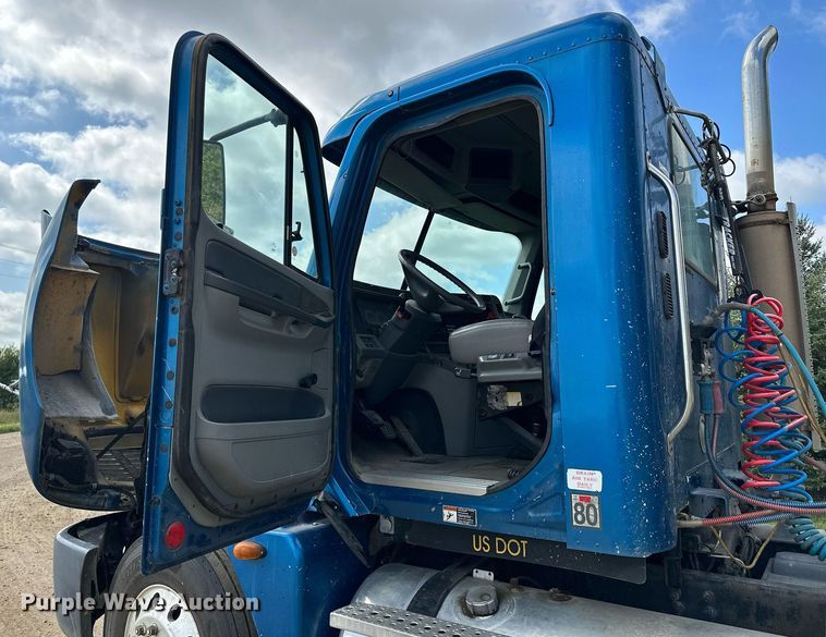 image for item MQ9379 2005 Freightliner Columbia  semi truck